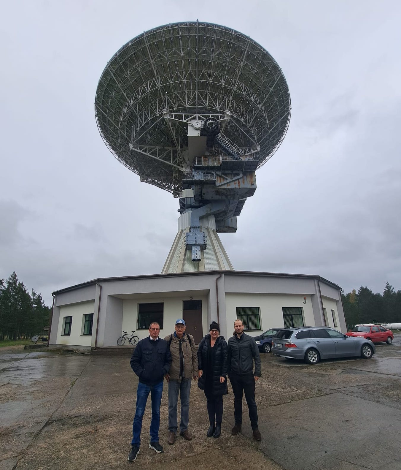  Photo: Visit to VIRAC's 32-metre telescope, refurbished between 2011 and 2016 and modernized in 2022. From left to right: VIRAC researchers Vladislavs Bezrukovs and Ivars Šmelds, JIVE director Agnieszka Słowikowska‪, ‪Head of Engineering at Ventspils International Radio Astronomy Mārcis Donerblics.